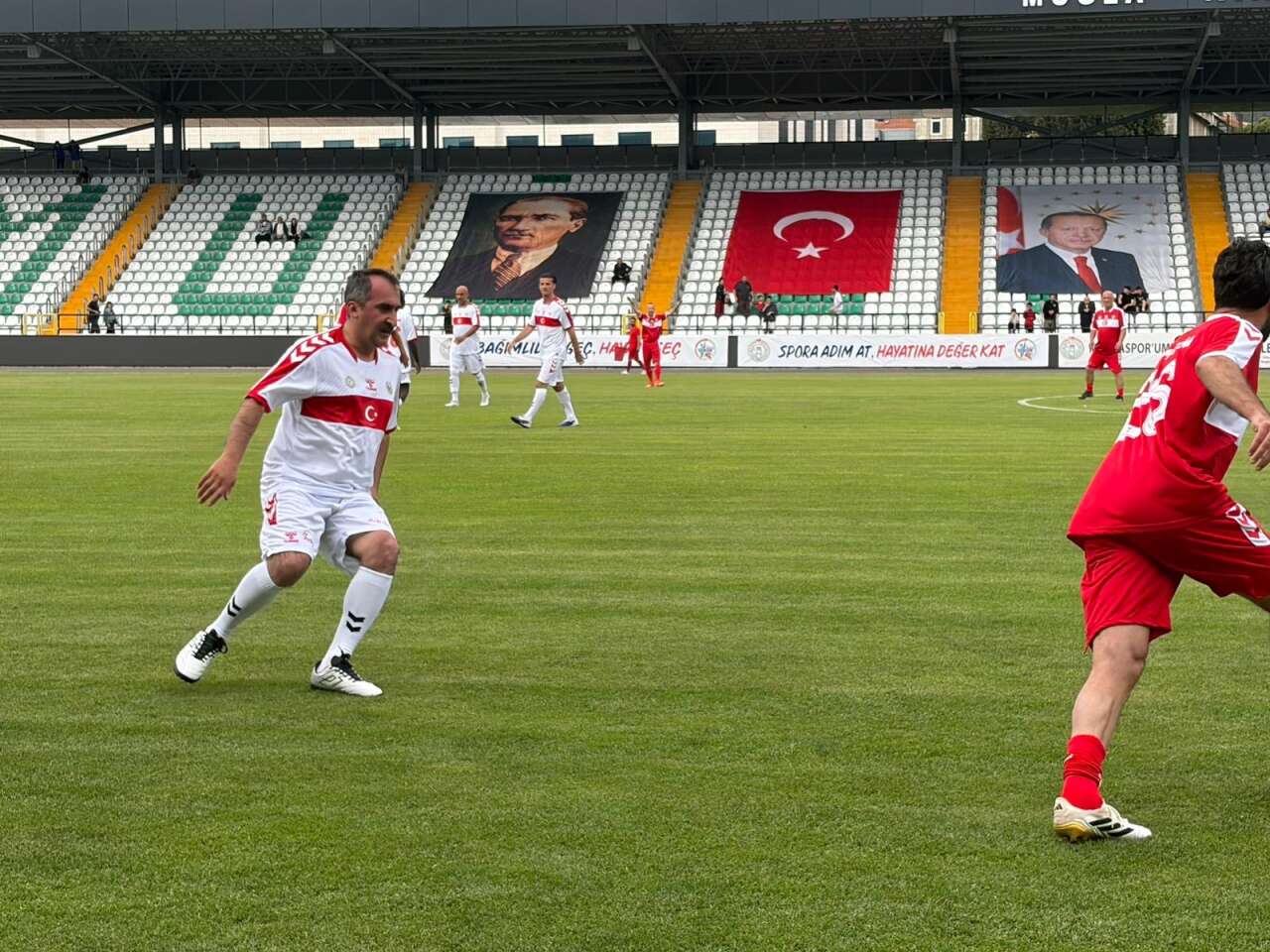 Muğla’da 19 Mayıs Coşkusu: Şöhretler Sahaya Çıktı, Dostluk Kazandı 13