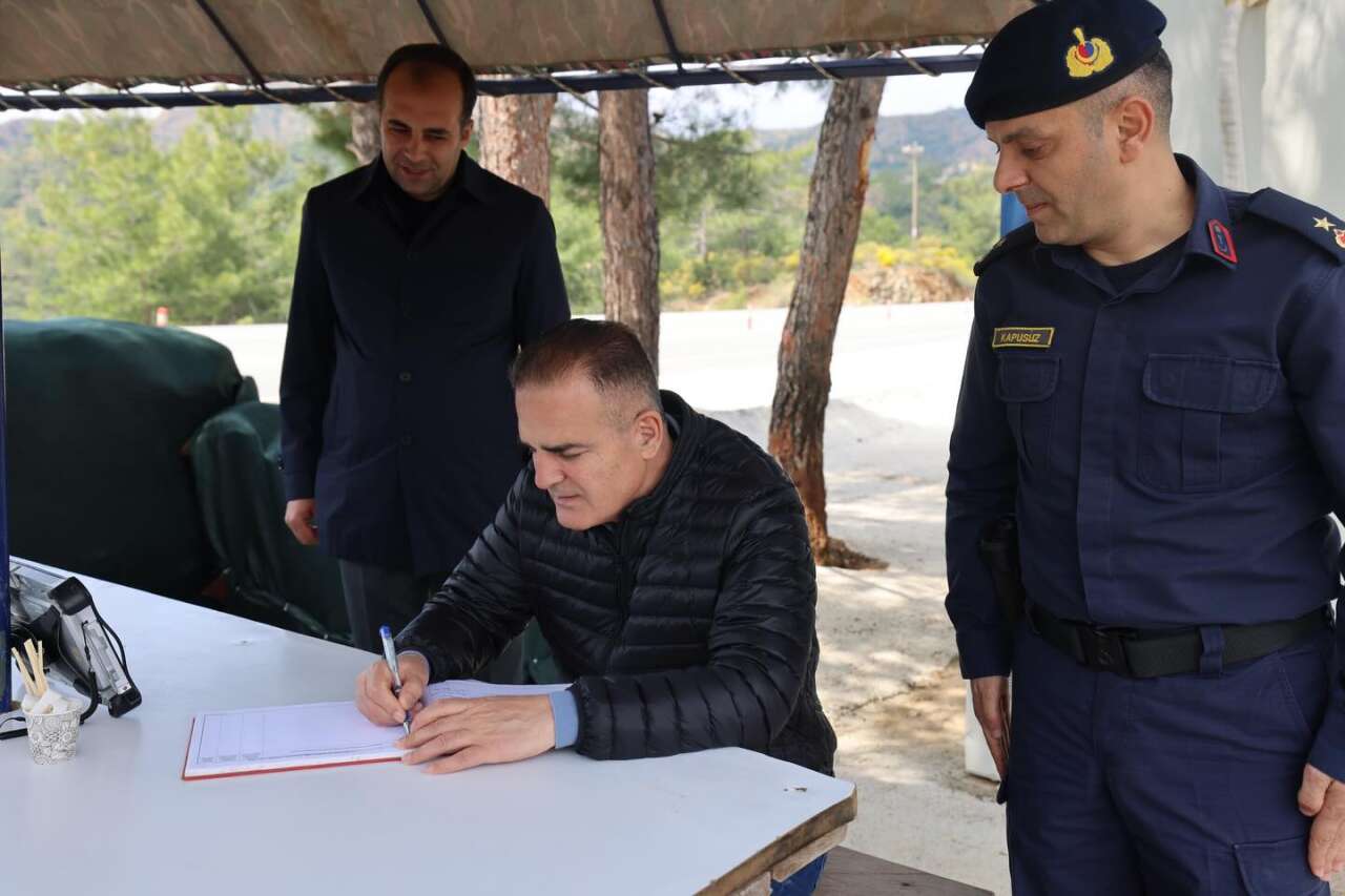Muğla Valisi Akbıyık, Datça Yolundaki Jandarma Noktasını Ziyaret Etti 3