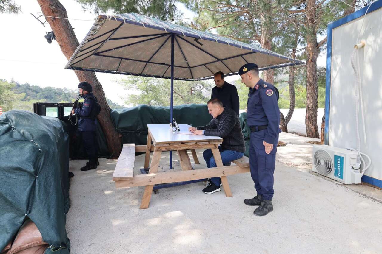 Muğla Valisi Akbıyık, Datça Yolundaki Jandarma Noktasını Ziyaret Etti 1
