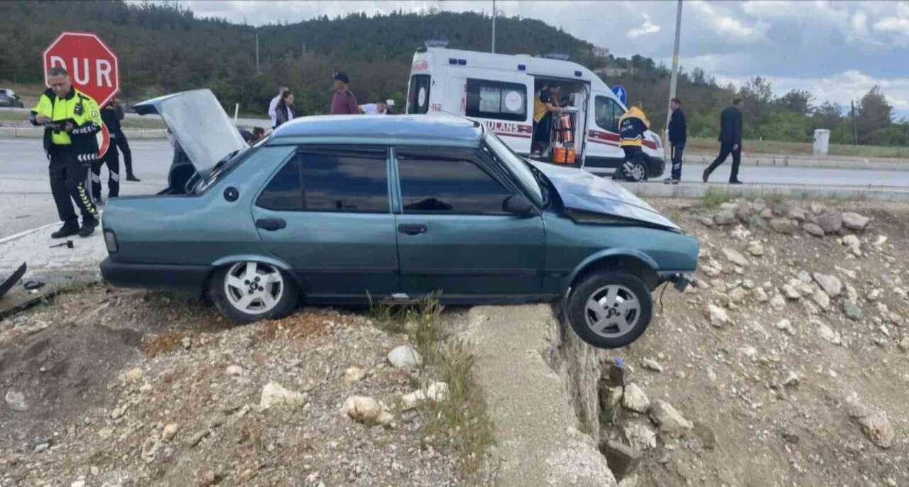 Kavşakta İki Araç Çarpıştı: 3 Yaralı 1