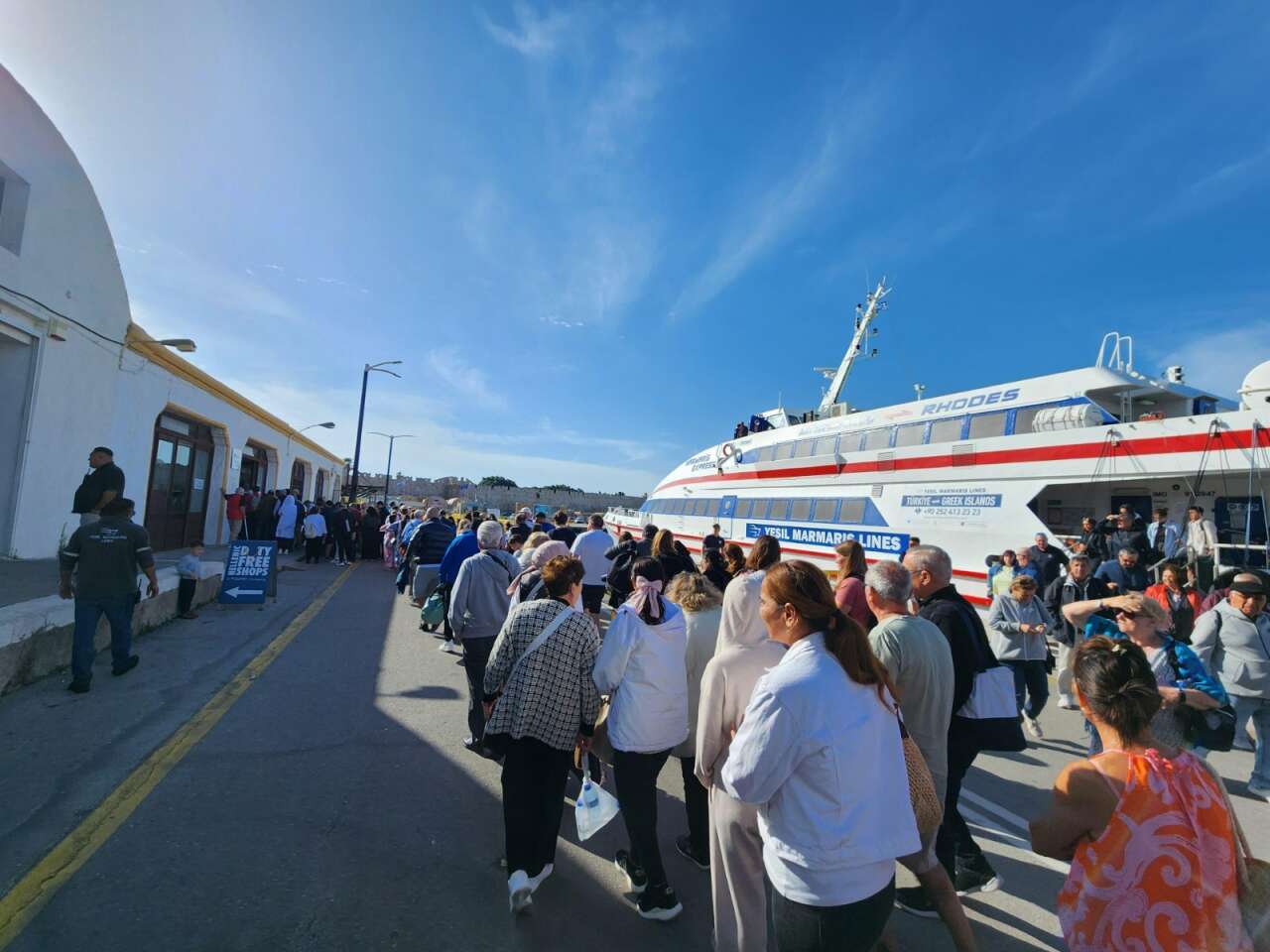 Türk Turistler Yunan Adalarına Akın Etti, Gümrüklerde Kuyruk Oluştu 6