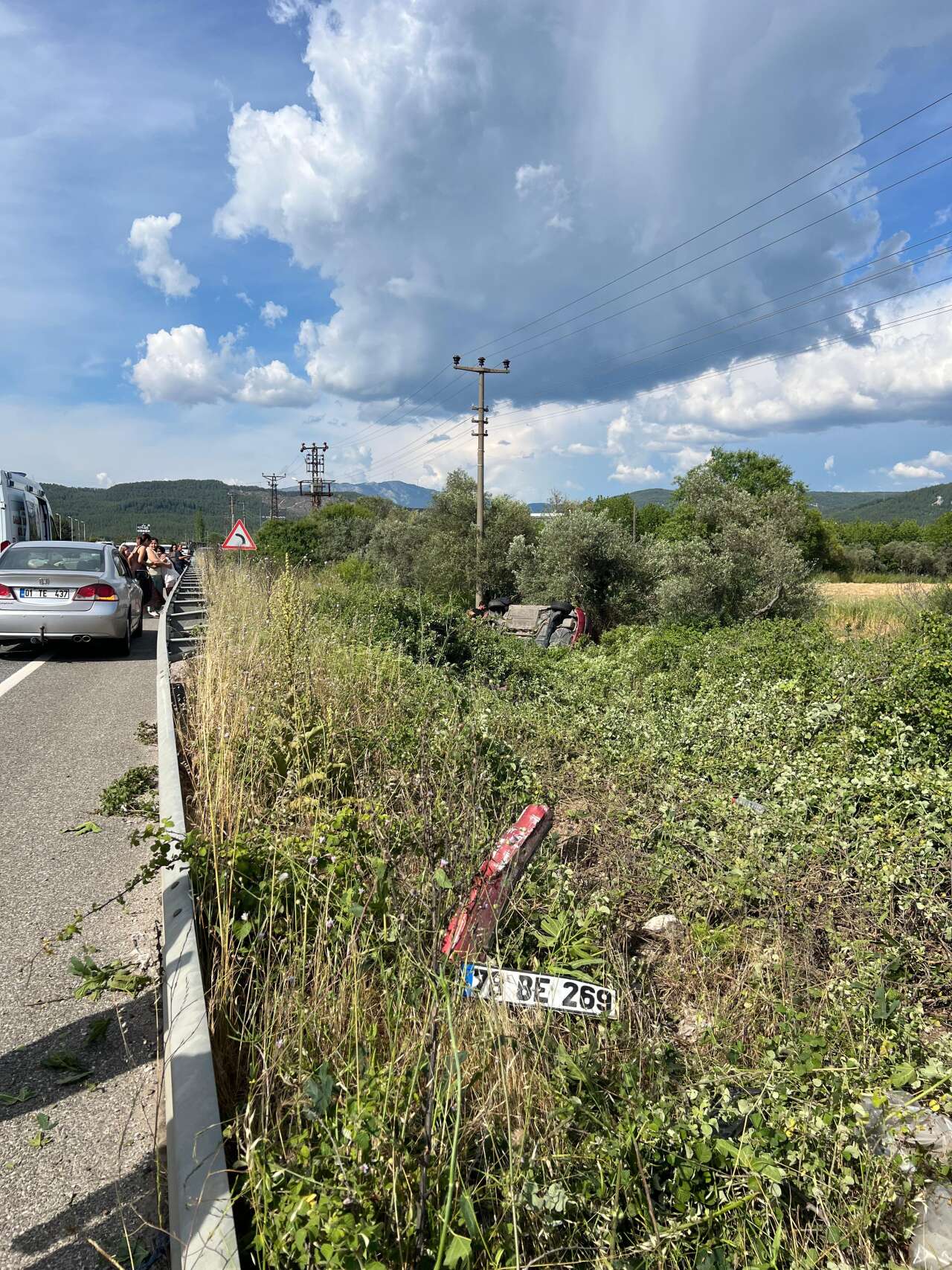 Muğla’da Kontrolden Çıkan Otomobil Şarampole Devrildi: 2 Kişi Yaralandı 1