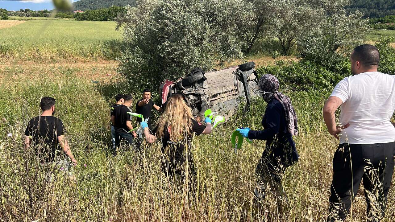 Muğla’da Kontrolden Çıkan Otomobil Şarampole Devrildi: 2 Kişi Yaralandı 4