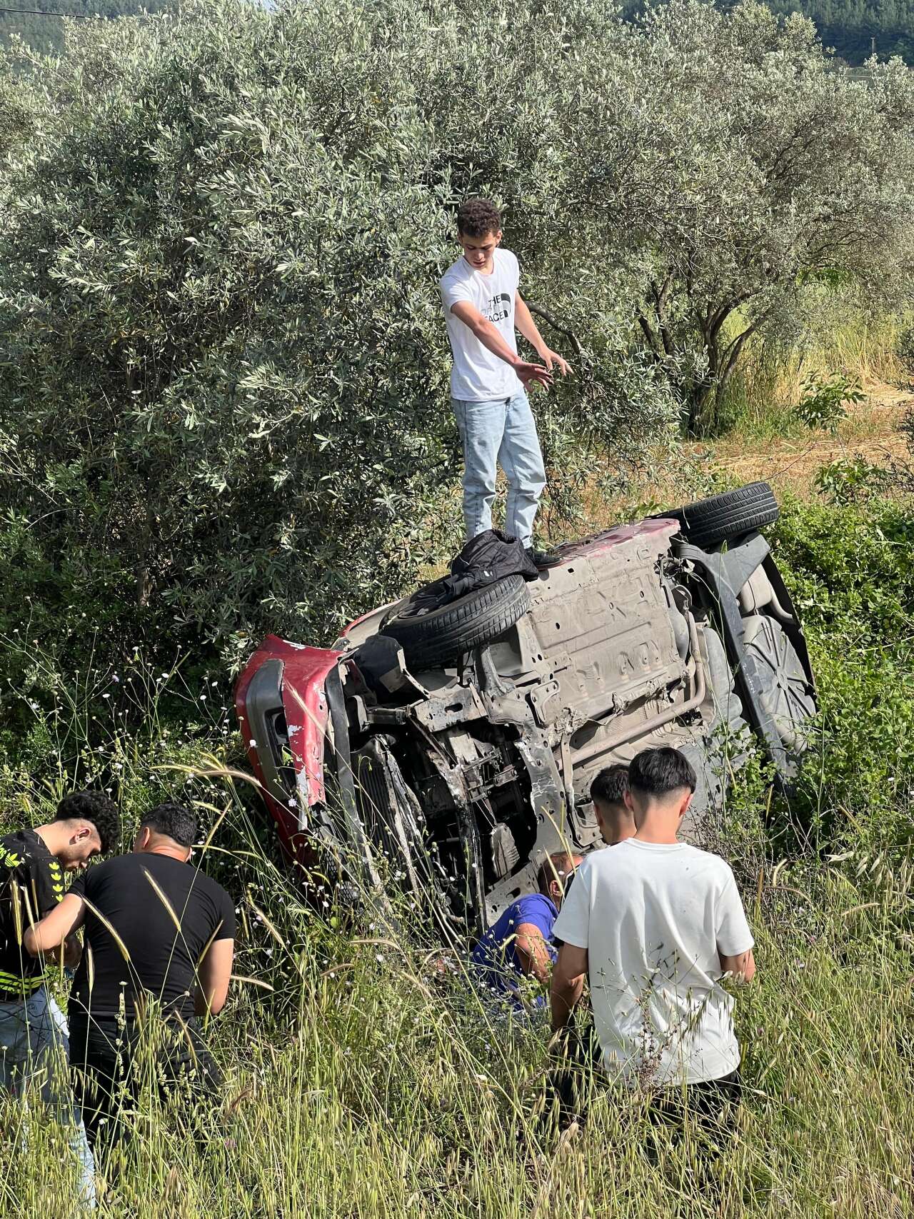 Muğla’da Kontrolden Çıkan Otomobil Şarampole Devrildi: 2 Kişi Yaralandı 2