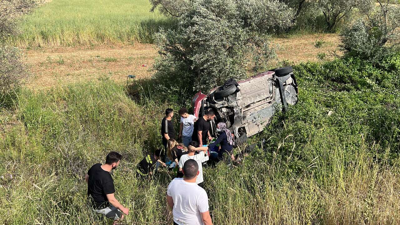 Muğla’da Kontrolden Çıkan Otomobil Şarampole Devrildi: 2 Kişi Yaralandı 3