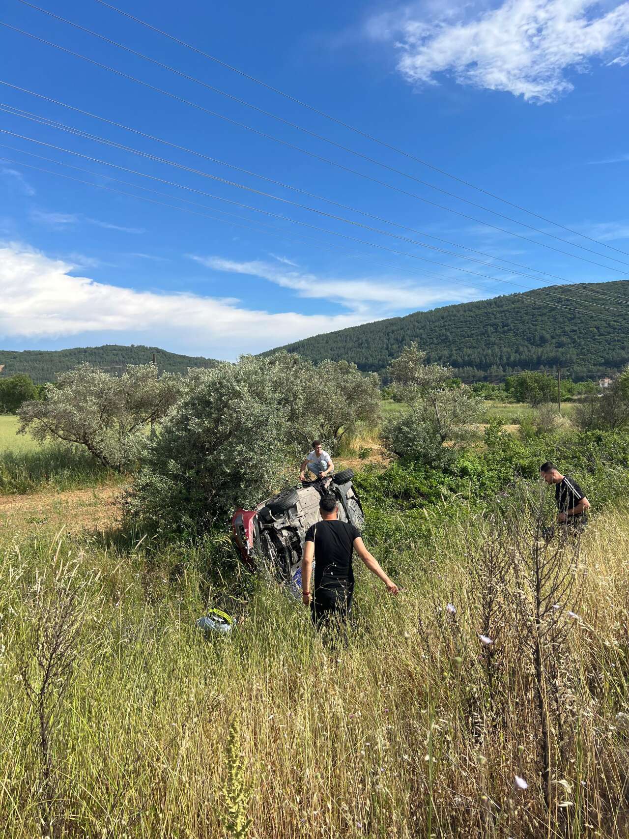 Muğla’da Kontrolden Çıkan Otomobil Şarampole Devrildi: 2 Kişi Yaralandı 5