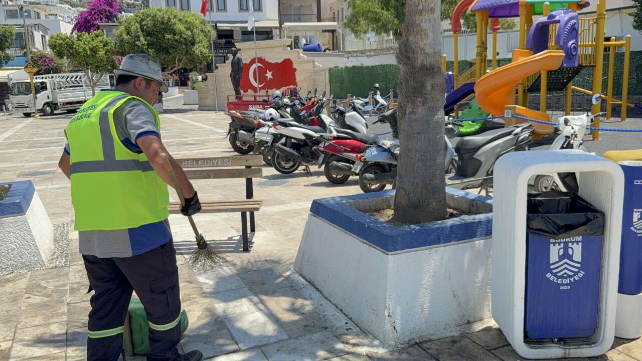 Bodrum’un Dans Eden Temizlik Görevlisi Gönülleri Fethetti 1