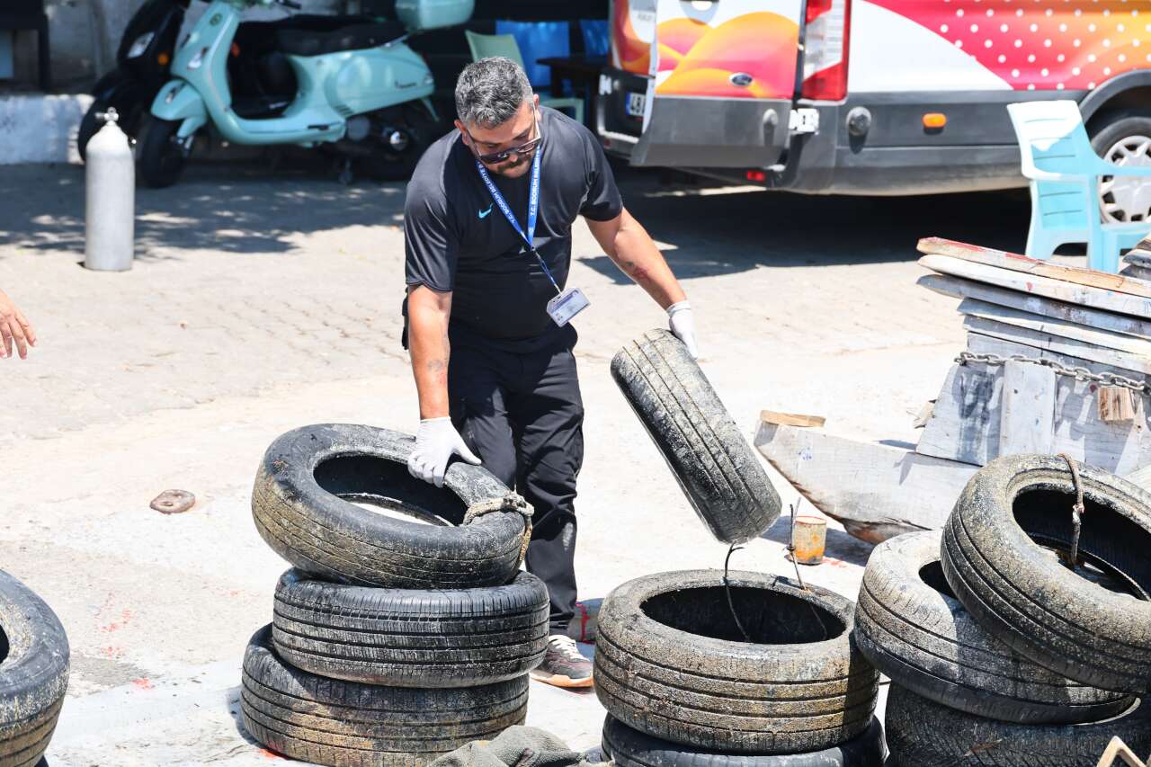 Bodrum Akyarlar'da Deniz Dibinden 1 Ton Çöp Çıktı 1