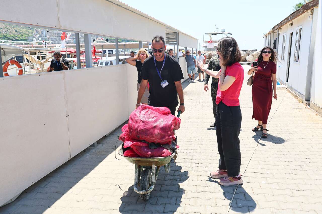 Bodrum Akyarlar'da Deniz Dibinden 1 Ton Çöp Çıktı 2