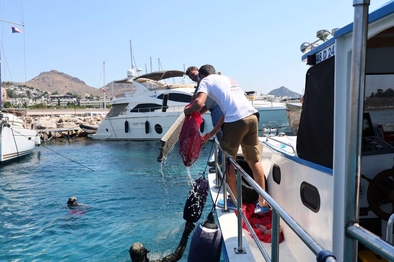 Bodrum Akyarlar'da Deniz Dibinden 1 Ton Çöp Çıktı 5