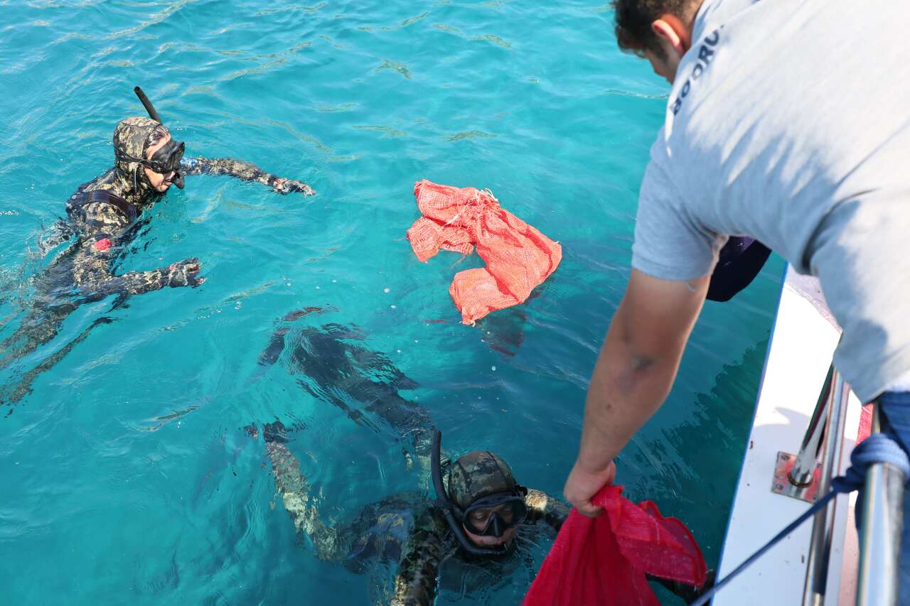 Bodrum Akyarlar'da Deniz Dibinden 1 Ton Çöp Çıktı 6