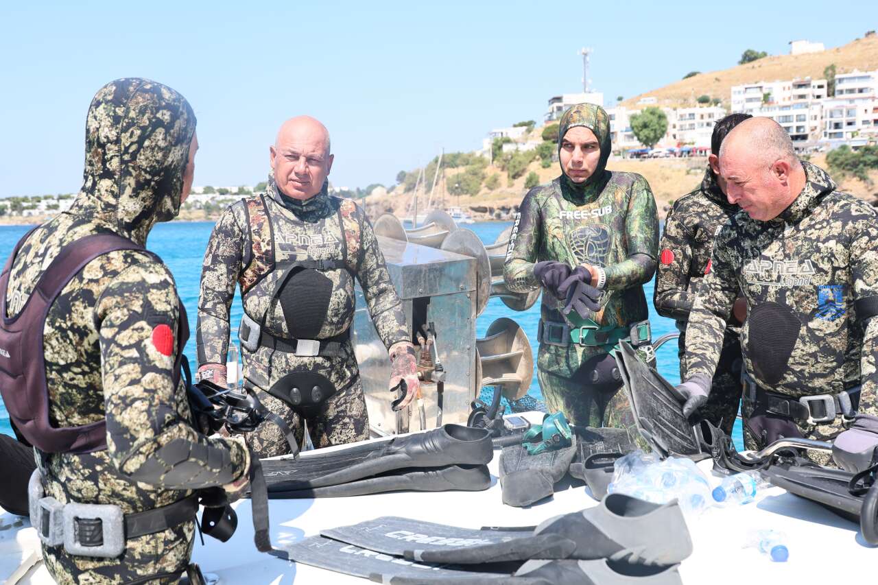 Bodrum Akyarlar'da Deniz Dibinden 1 Ton Çöp Çıktı 3