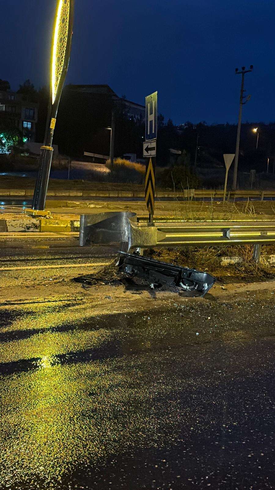 Yatağan’da Yağış Nedeniyle Kaza: Otomobil Orta Refüje Çarptı 2