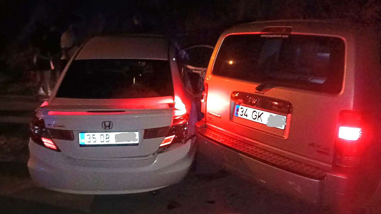 Muğla’da Zincirleme Trafik Kazası: 4 Otomobil Hurdaya Döndü, Motosiklet Sürücüsü Ağır Yaralandı 2