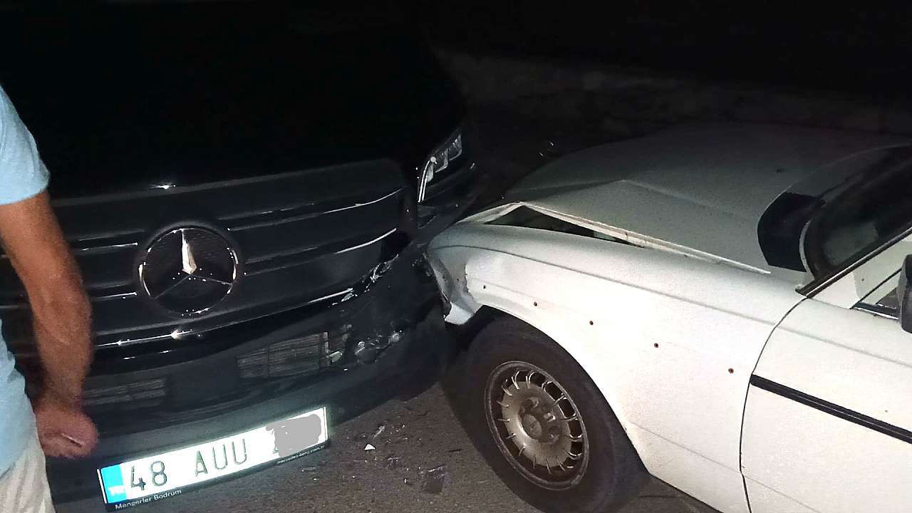 Muğla’da Zincirleme Trafik Kazası: 4 Otomobil Hurdaya Döndü, Motosiklet Sürücüsü Ağır Yaralandı 3
