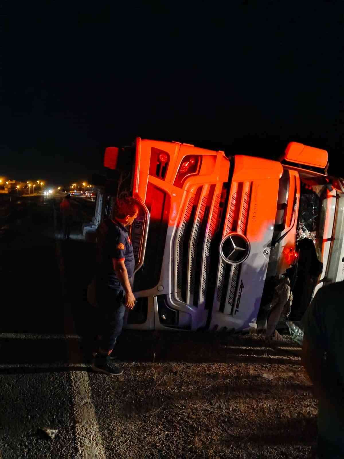 Tır Devrildi: 3 Kişi Yaralandı 1