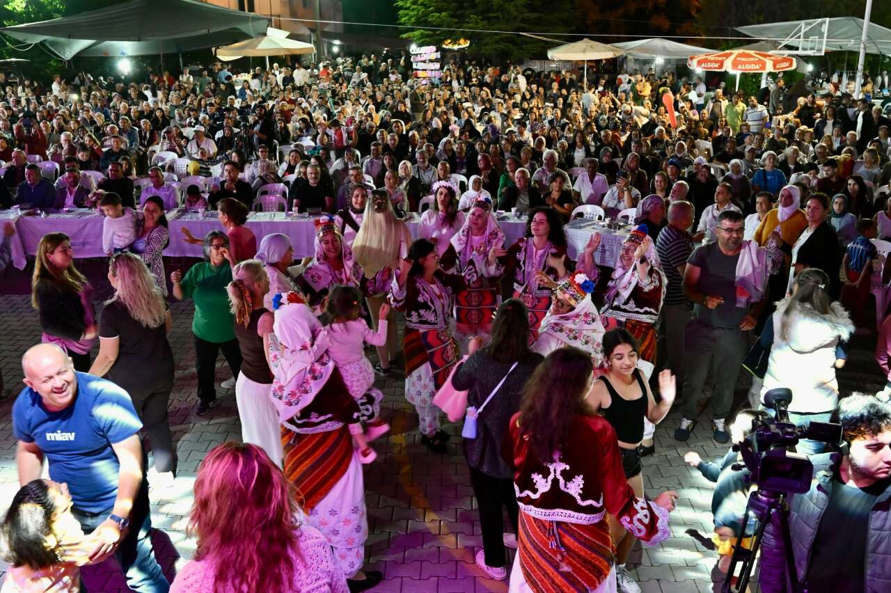 Geleneksel Kiraz Festivali Büyük Bir Coşku ve Yoğun Katılımla Gerçekleştirildi 3