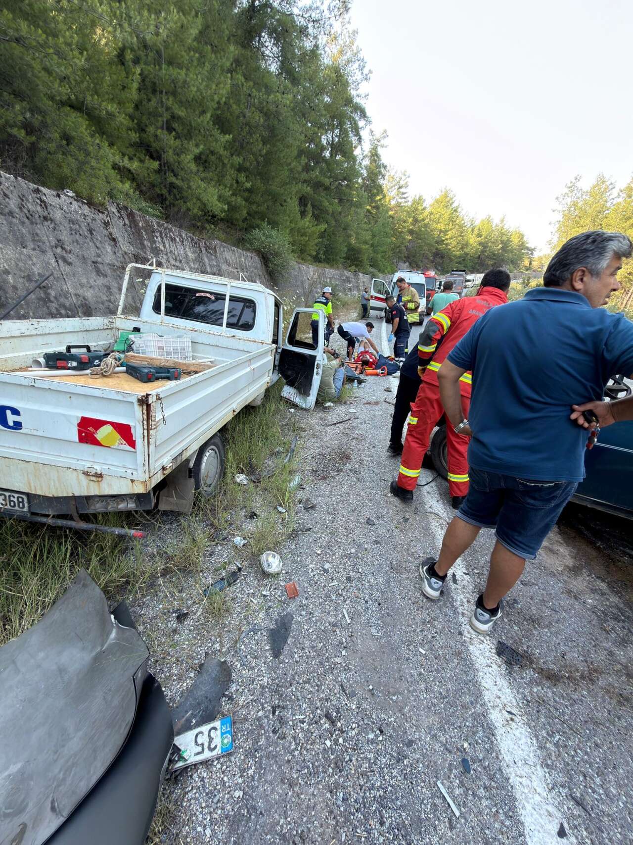 Milas'ta Trafik Kazası: Araçta Sıkışan Yaralı İtfaiye Tarafından Kurtarıldı 1