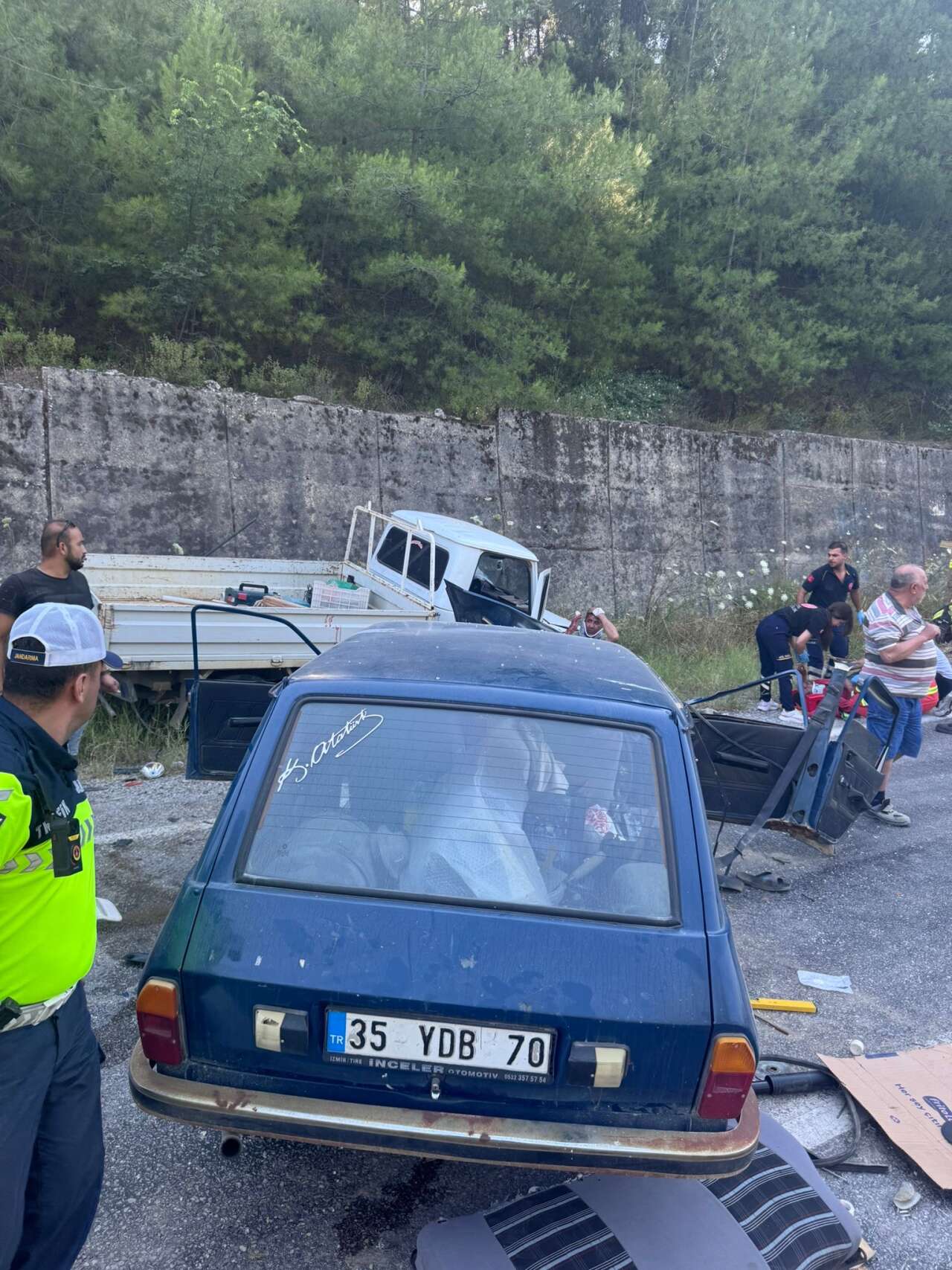 Milas'ta Trafik Kazası: Araçta Sıkışan Yaralı İtfaiye Tarafından Kurtarıldı 3