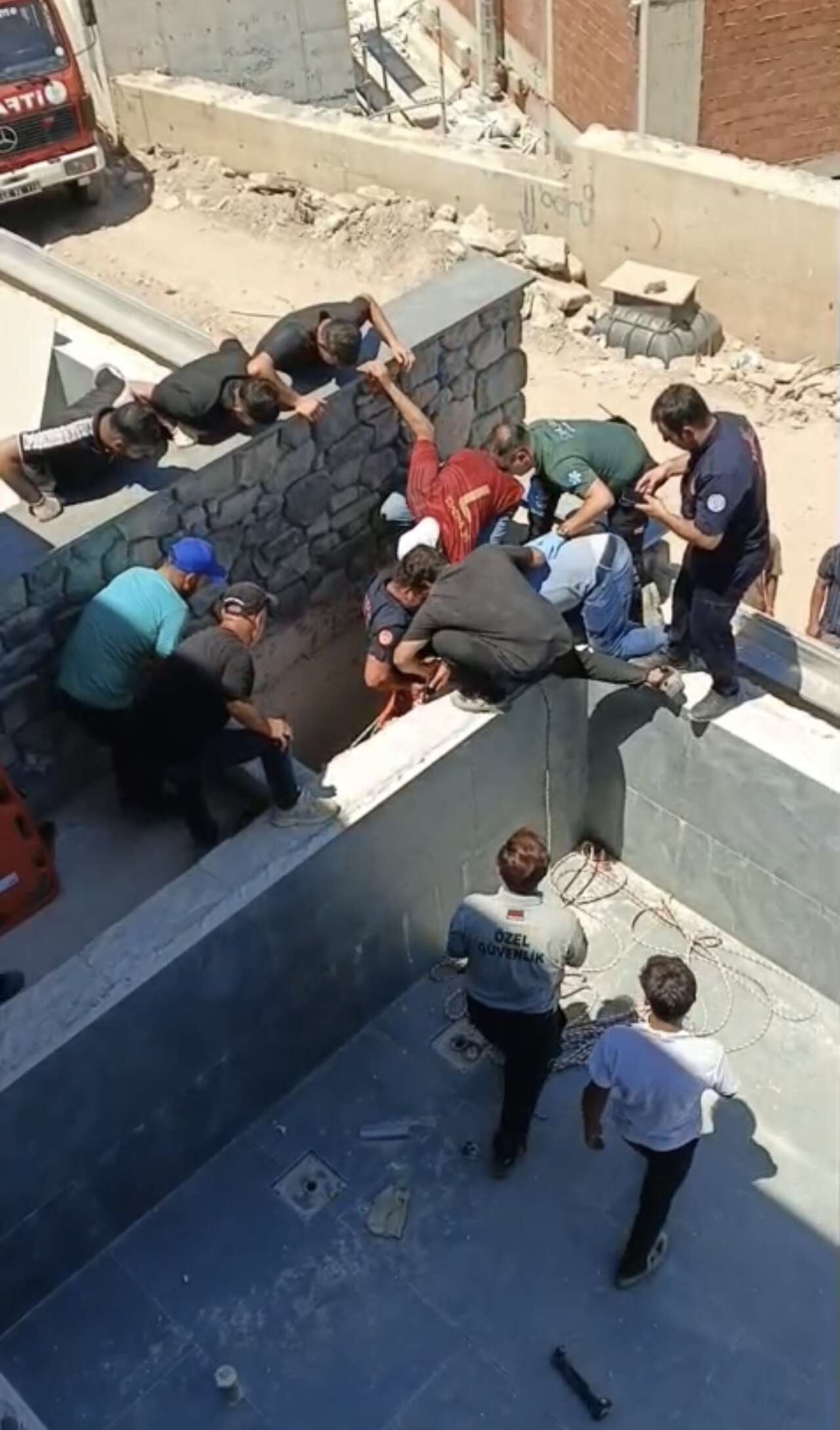 Bodrum'da İnşaat Çukuruna Düşen Vatandaş İtfaiye Ekiplerince Kurtarıldı 2