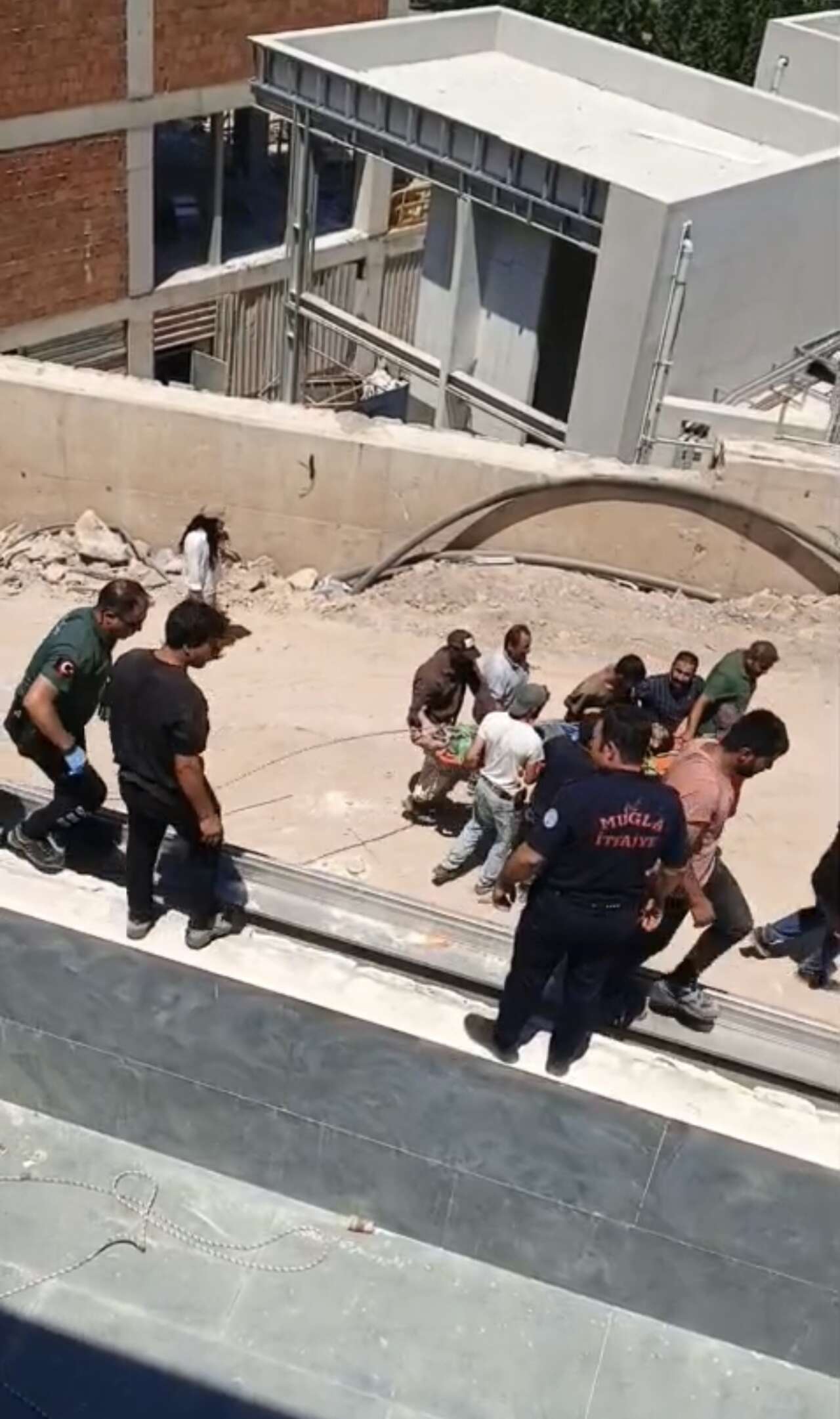 Bodrum'da İnşaat Çukuruna Düşen Vatandaş İtfaiye Ekiplerince Kurtarıldı 1