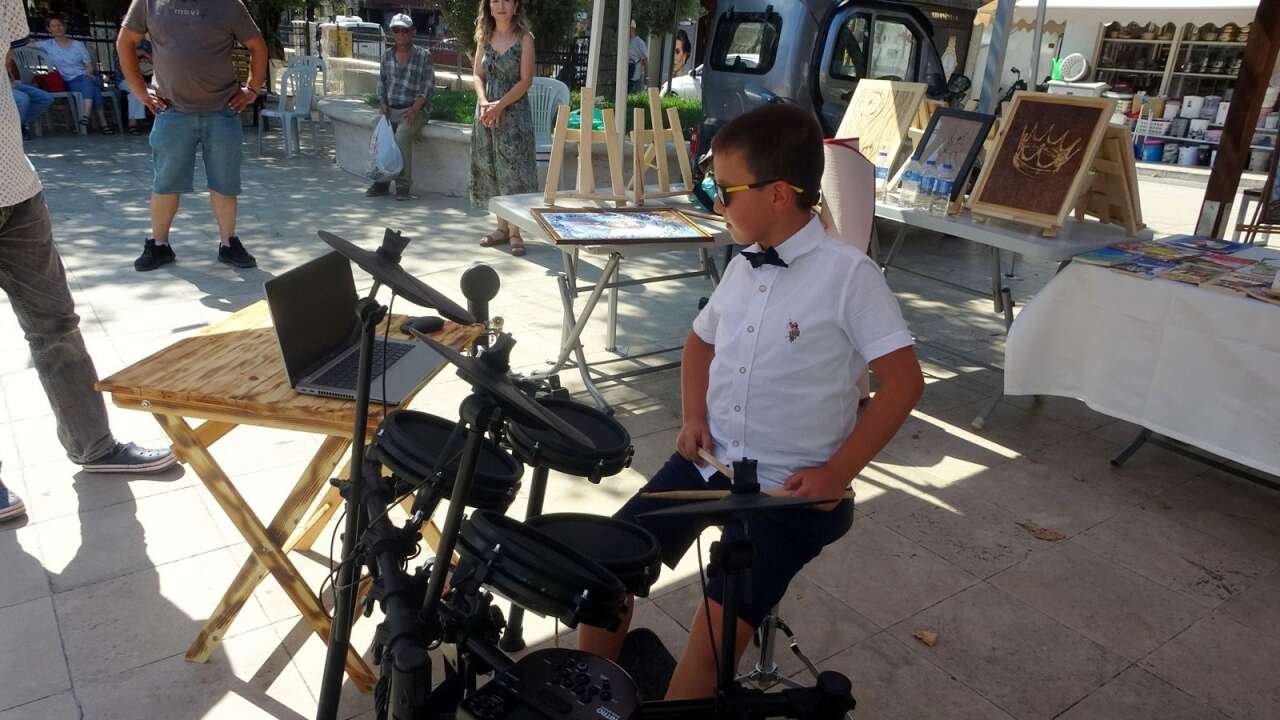 Menteşeli 9 Yaşındaki Mustafa, Bateri Performansıyla İzleyenleri Etkiledi 1