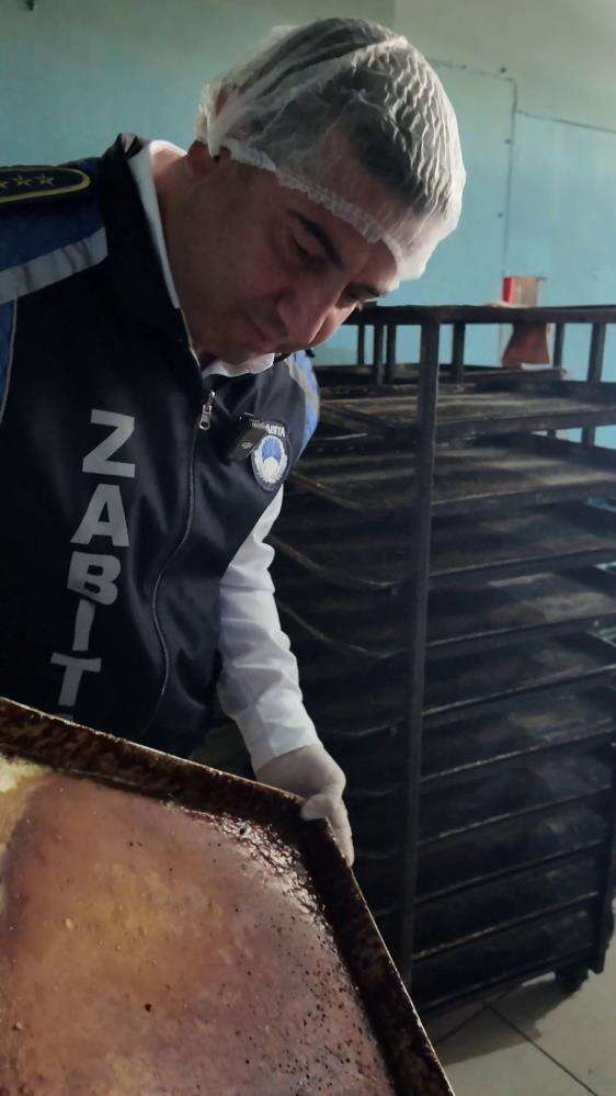 Zabıta Müdürü İsyan Etti: "Şunun İçinden Çıkan Ekmek ve Simit Yenir mi?" 4