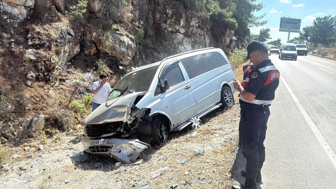 Muğla'da Virajda Kontrolünü Kaybetti, Karşı Şeride Daldı: 7 Yaralı 1