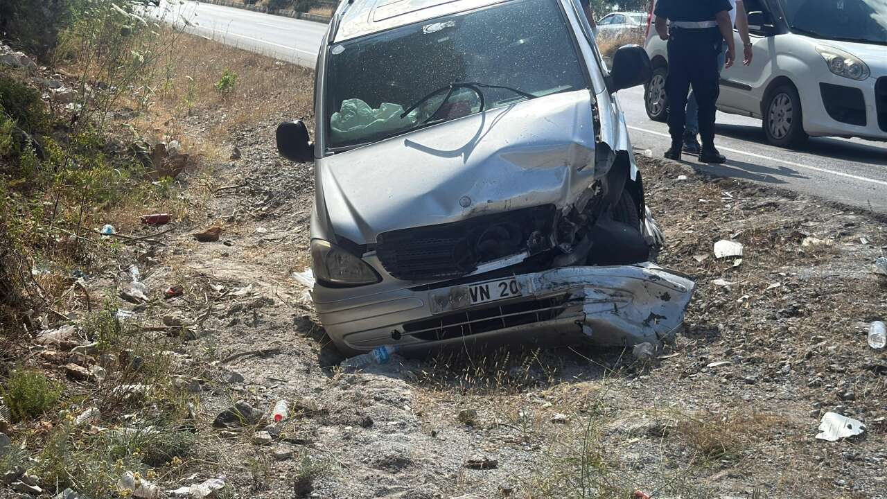 Muğla'da Virajda Kontrolünü Kaybetti, Karşı Şeride Daldı: 7 Yaralı 3