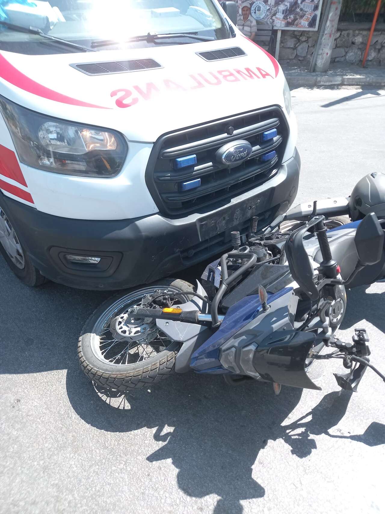 Muğla'da Vakaya Giden Ambulans ile Motosiklet Çarpıştı, Polis Ambulans Sürücüsünün Ehliyetine El Koydu 1