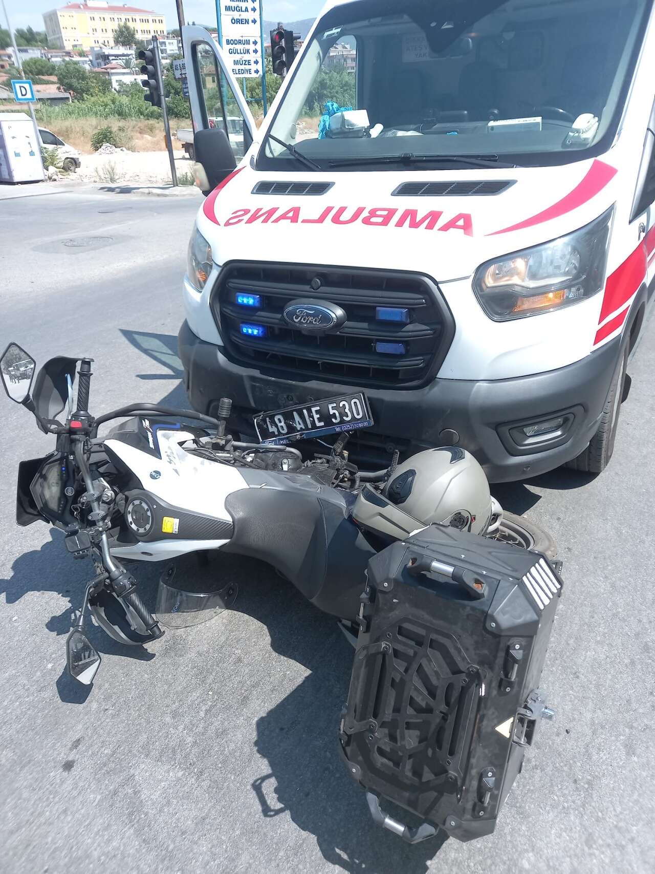 Muğla'da Vakaya Giden Ambulans ile Motosiklet Çarpıştı, Polis Ambulans Sürücüsünün Ehliyetine El Koydu 2