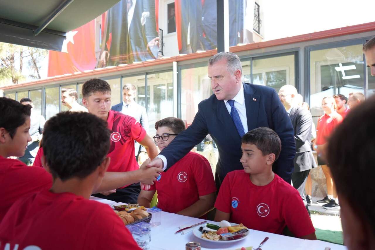 Gençlik ve Spor Bakanı Osman Aşkın Bak, Köyceğiz'de Milli Sporcularla Buluştu 3