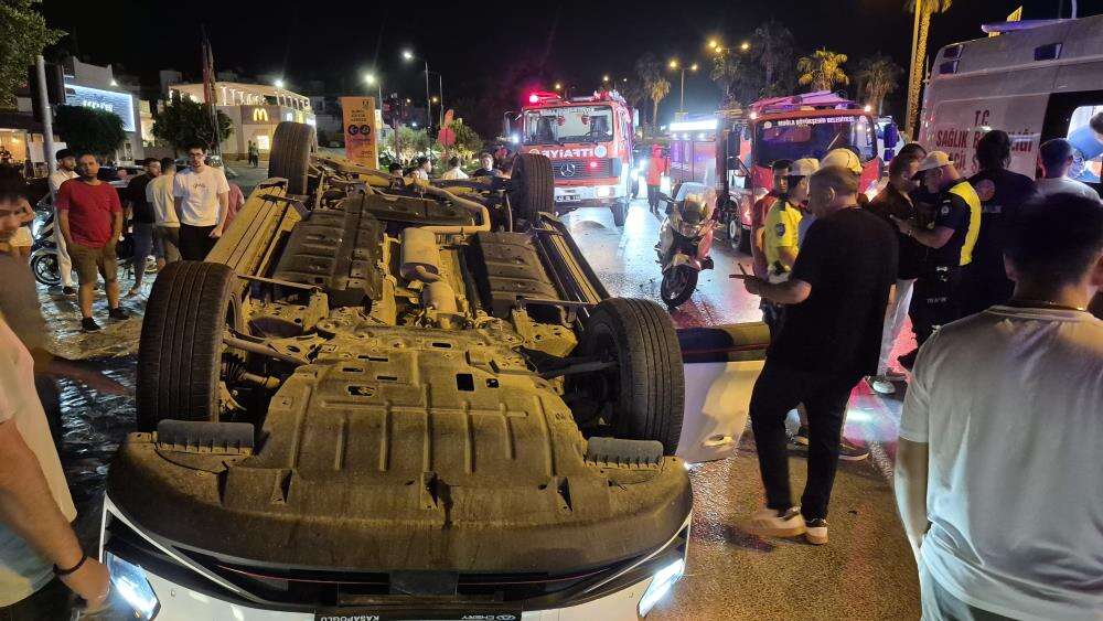 Bodrum’da Kavşakta Çarpışan Otomobillerden Biri Devrildi: 1 Yaralı 2