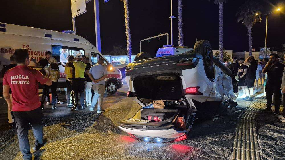 Bodrum’da Kavşakta Çarpışan Otomobillerden Biri Devrildi: 1 Yaralı 1