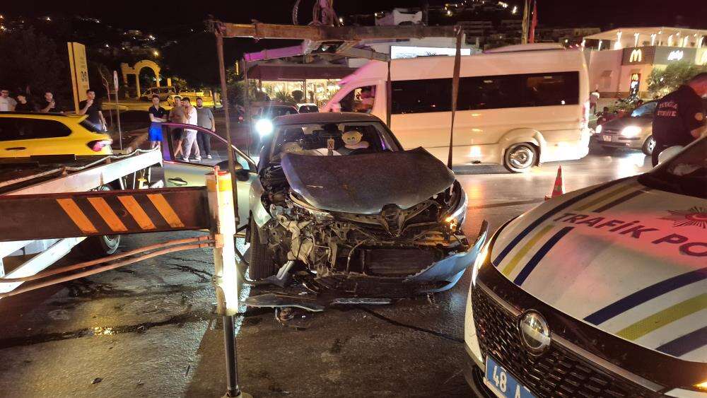 Bodrum’da Kavşakta Çarpışan Otomobillerden Biri Devrildi: 1 Yaralı 3