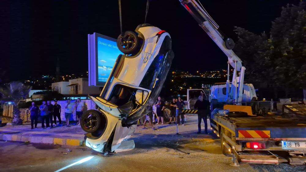 Bodrum’da Kavşakta Çarpışan Otomobillerden Biri Devrildi: 1 Yaralı 4