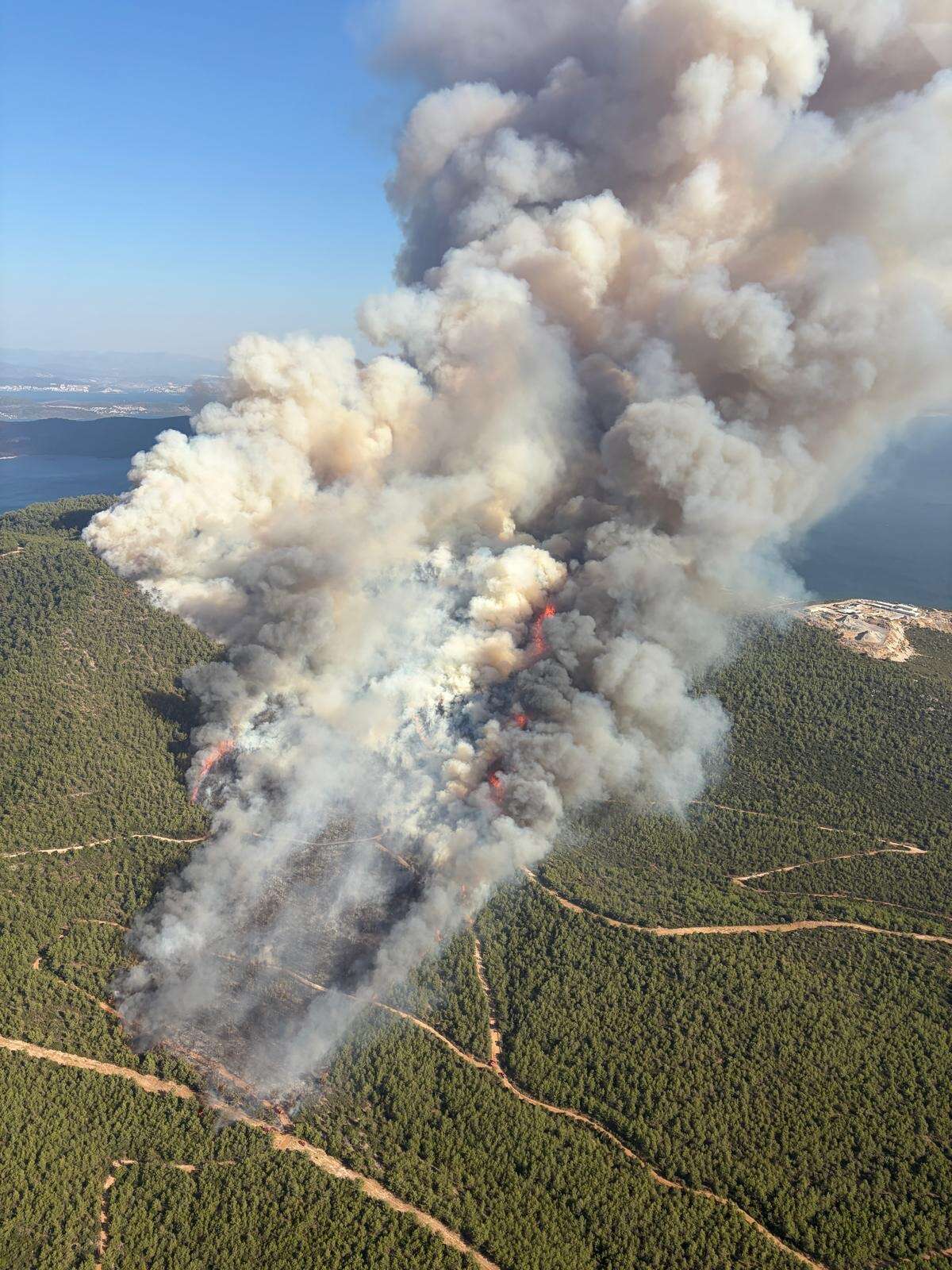 Muğla'nın 3 İlçesinde Alevlerle Mücadele Sürüyor 1