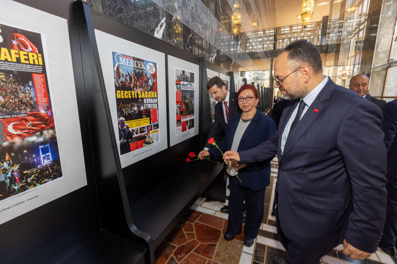 TBMM’de ‘15 Temmuz Manşetleri Gazetecilik Atölyesi Sergisi’ Açıldı 1