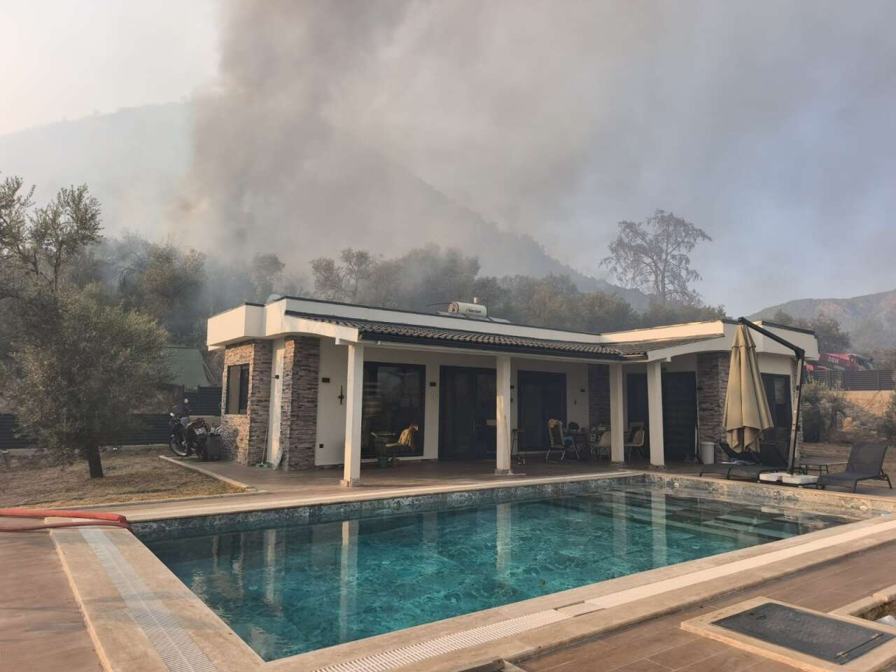 Fethiye'de Korkutan Orman Yangını, Lüks Villalar Alevlere Teslim Oldu 1