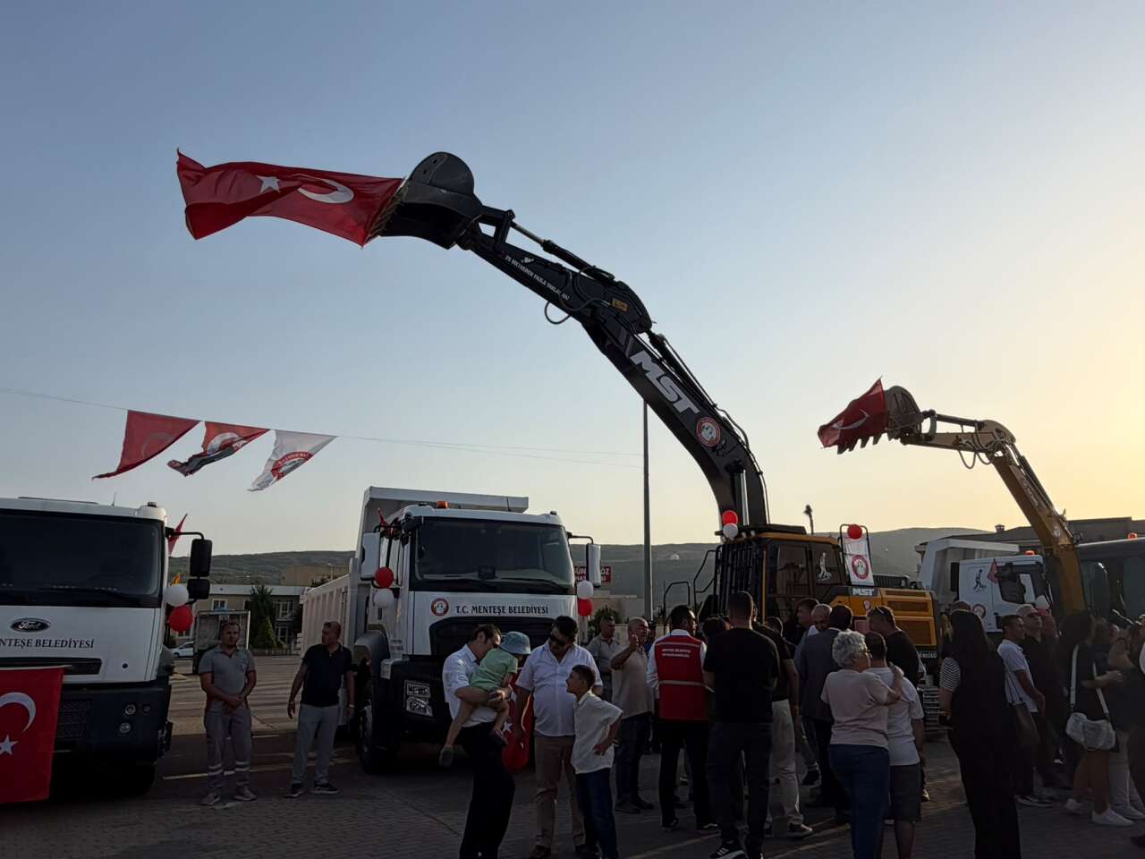 Menteşe Belediyesi Yeni Araçlarını Hizmete Aldı, Emirbeyazıt'ta Yeni Park Açıldı 6