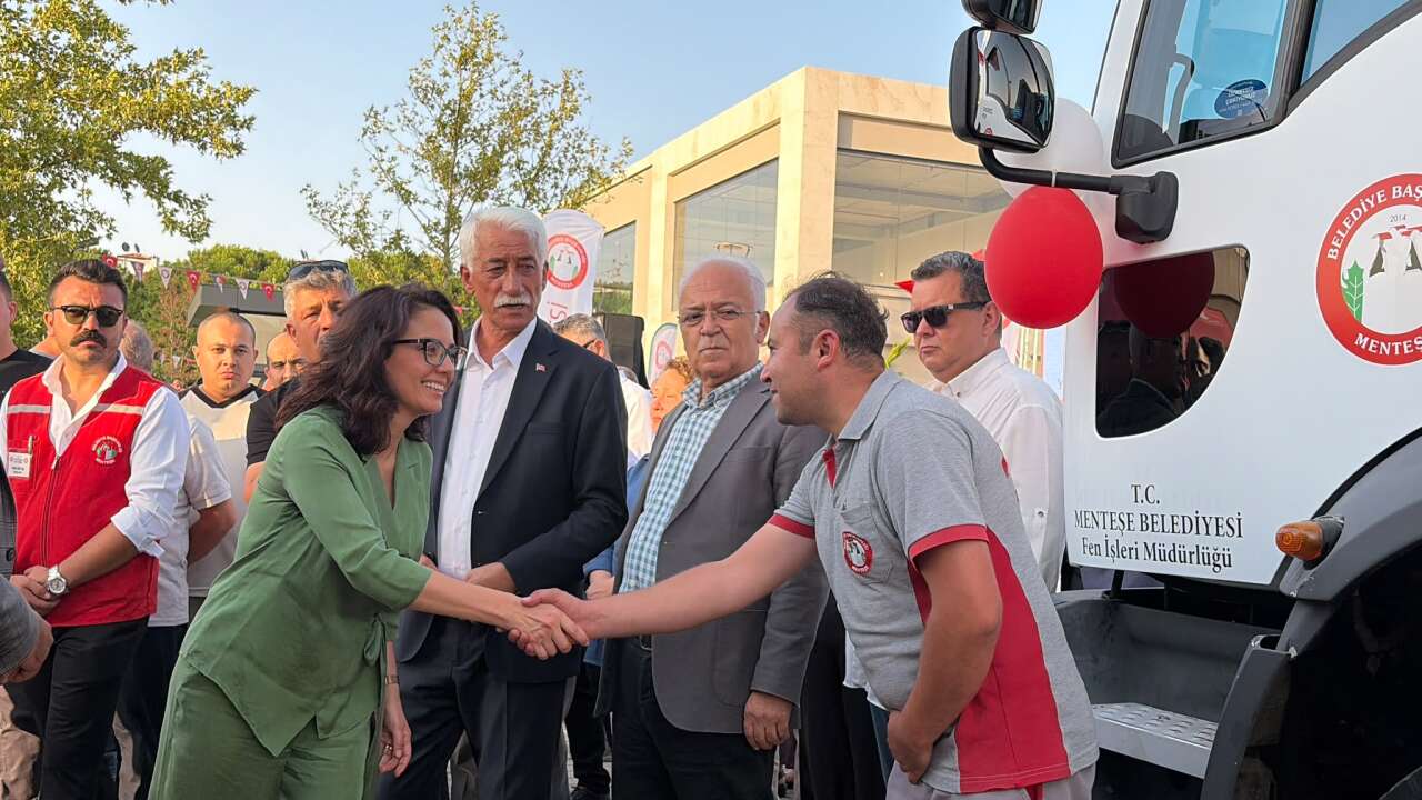 Menteşe Belediyesi Yeni Araçlarını Hizmete Aldı, Emirbeyazıt'ta Yeni Park Açıldı 4