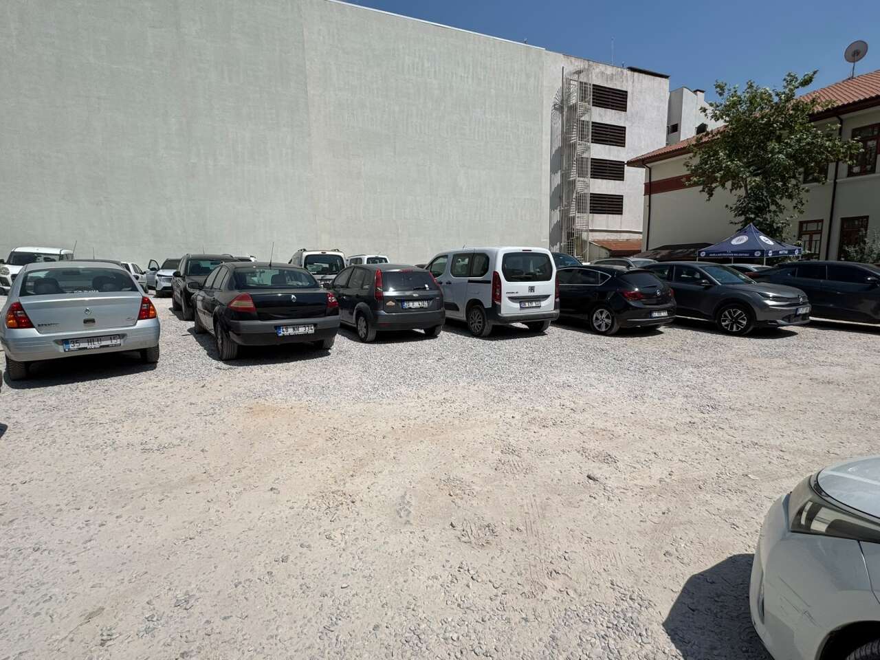 Menteşe’de açık Otoparka Tepki: Esnaf Tozdan Şikayetçi 1