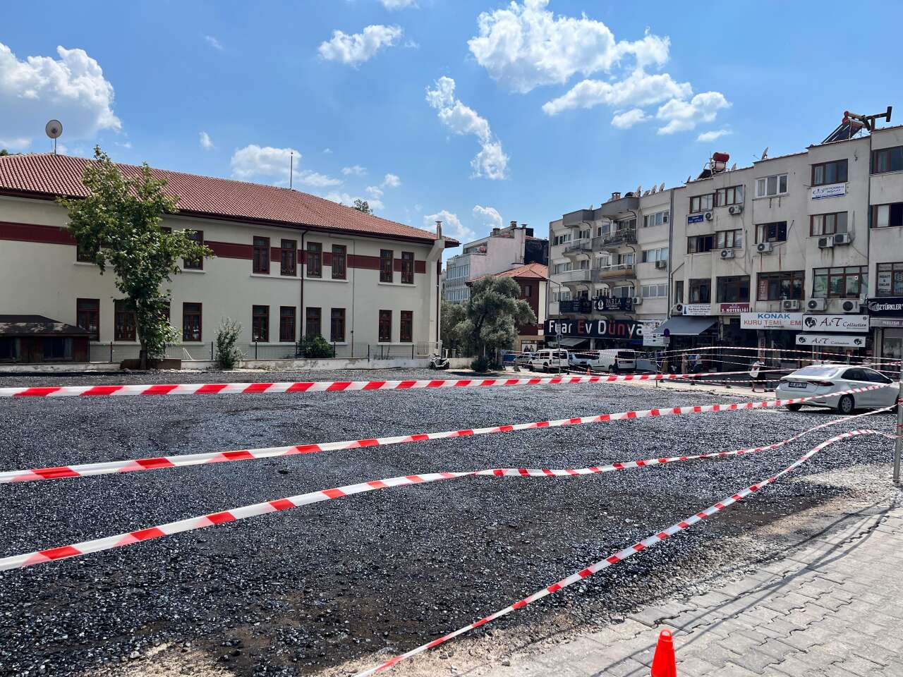 Menteşe'de Esnafın Şikayeti Ekipleri Harekete Geçirdi: Büyükşehir Otoparkta Çalışma Başlattı 1