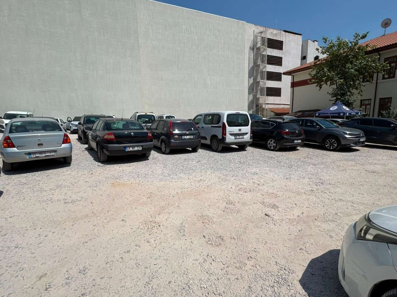 Menteşe'de Esnafın Şikayeti Ekipleri Harekete Geçirdi: Büyükşehir Otoparkta Çalışma Başlattı 3
