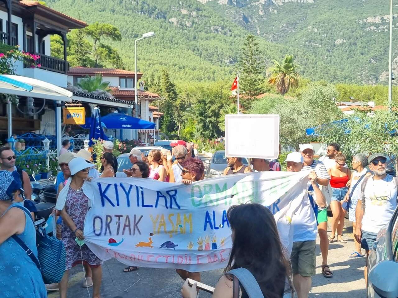Sakin Kent Akyaka'da Sahiller Halkındır Eylemi: 1.500 TL'lik Plaja Girip Havlularını Şezlongların Arasına Serdiler 3