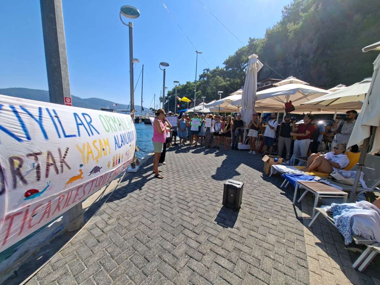 Sakin Kent Akyaka'da Sahiller Halkındır Eylemi: 1.500 TL'lik Plaja Girip Havlularını Şezlongların Arasına Serdiler 4