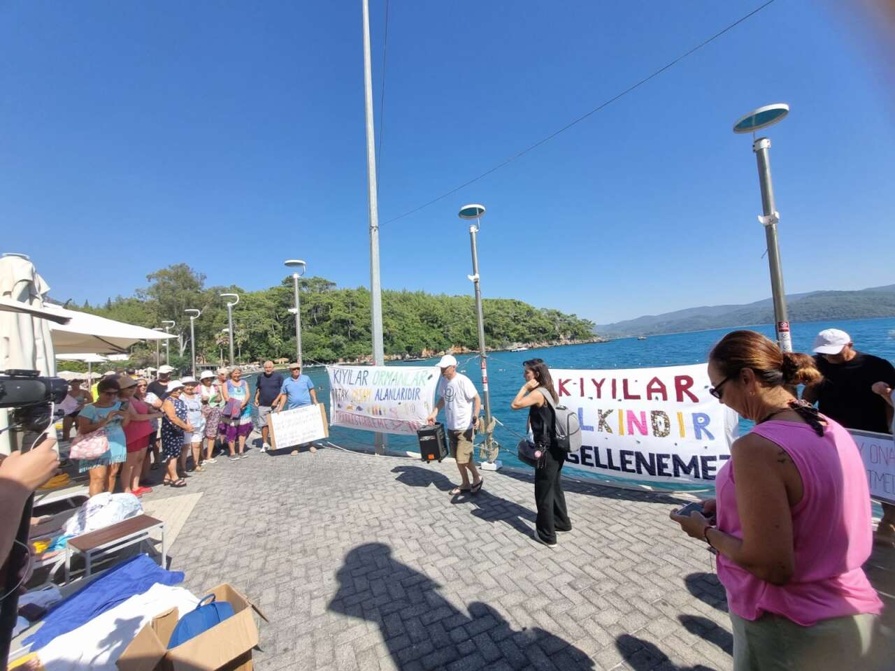 Sakin Kent Akyaka'da Sahiller Halkındır Eylemi: 1.500 TL'lik Plaja Girip Havlularını Şezlongların Arasına Serdiler 2