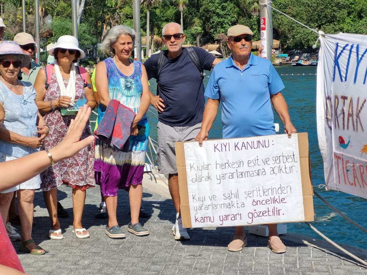 Sakin Kent Akyaka'da Sahiller Halkındır Eylemi: 1.500 TL'lik Plaja Girip Havlularını Şezlongların Arasına Serdiler 1