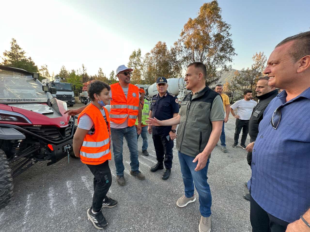 Vali Akbıyık, Yeşilüzümlü'de Vatandaşlar ve Gönüllülerle Bir Araya Geldi 3