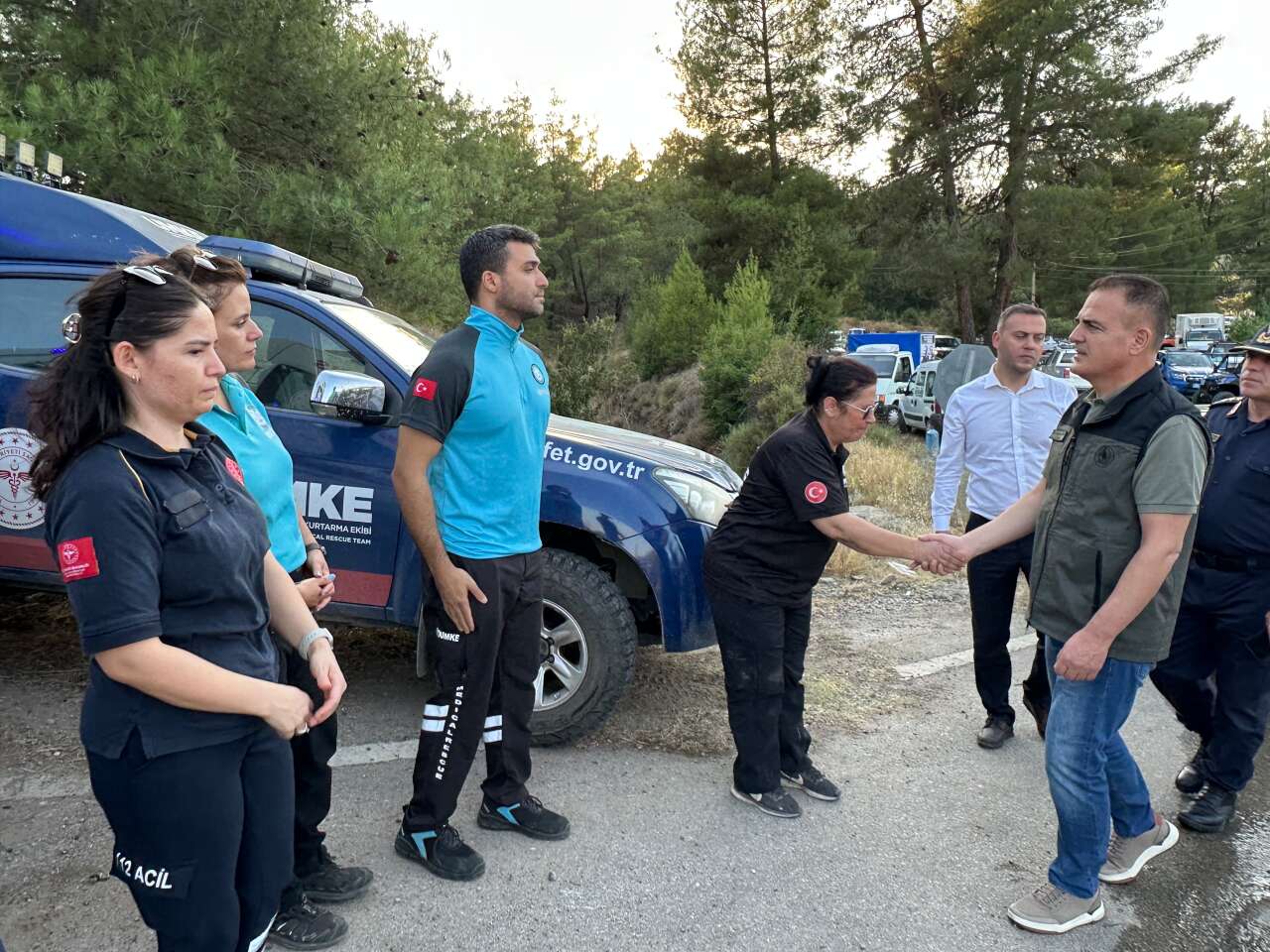 Vali Akbıyık, Yeşilüzümlü'de Vatandaşlar ve Gönüllülerle Bir Araya Geldi 1